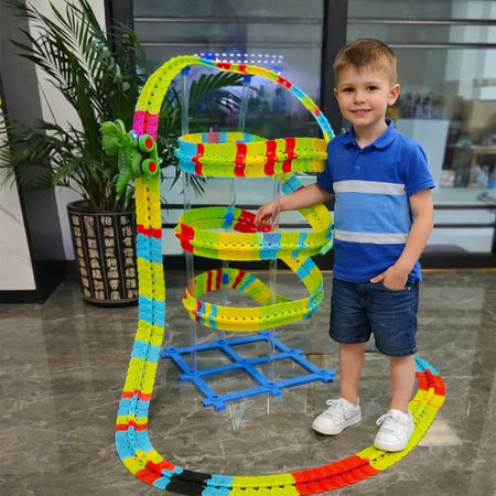 enfant joue circuit dinosaure suspendu avec piste modulable et voitures
