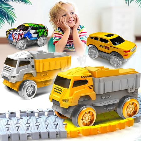 Enfant jouant avec des camions jouets sur fond blanc d'un Circuit Voiture Enfant.