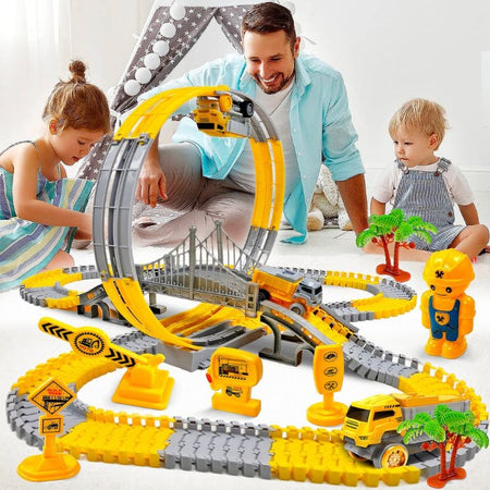 Homme et deux enfants jouant avec un Circuit Voiture Enfant sur un sol blanc.
