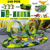 Coffret jouet avec piste verte, voitures et dinosaures sur un fond panoramique – Circuit Looping – Camions Dinosaure pour Enfants.