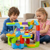 deux enfants jouant circuit train éducatif cubes modulables colorés
