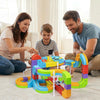 parents enfant jeu circuit train éducatif construction 3D maison