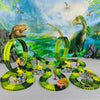 Circuit voiture dinosaure avec boucles colorées et voitures sur un fond paysager.