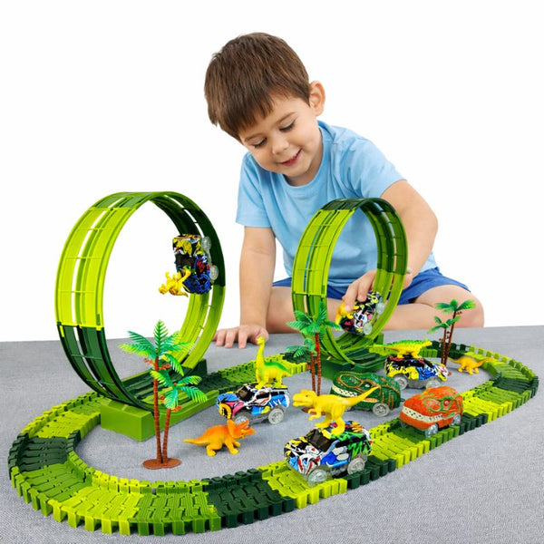 Enfant jouant avec un circuit voiture dinosaure sur une surface gris clair.