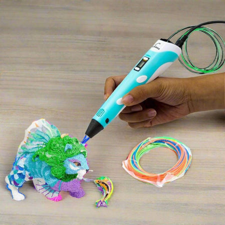 enfant utilise stylo 3d pour créer figurine colorée avec filament plastique