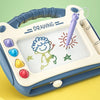 gros plan ardoise magnétique enfant bleue avec dessin soleil et personnage réalisé au stylet