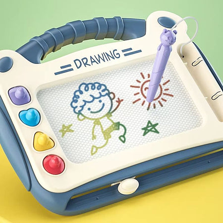 gros plan ardoise magnétique enfant bleue avec dessin soleil et personnage réalisé au stylet