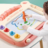 enfant en train de dessiner avec une ardoise magnétique effaçable rose DoodlePad EducaKid avec stylet orange