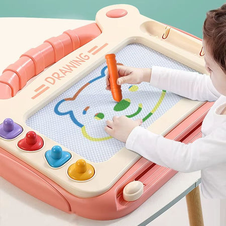 enfant en train de dessiner avec une ardoise magnétique effaçable rose DoodlePad EducaKid avec stylet orange