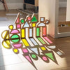 Blocs Lumiblocks alignés laissant passer la lumière et créant des reflets colorés au sol