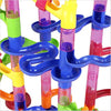 Détail du circuit Billitrack avec tubes remplis de billes et parcours sinueux coloré