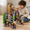 Enfant jouant avec un circuit à billes magnétique MarbleLab et construisant une structure colorée