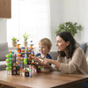 Enfant et parent jouant ensemble avec un circuit à billes magnétique MarbleLab sur une table
