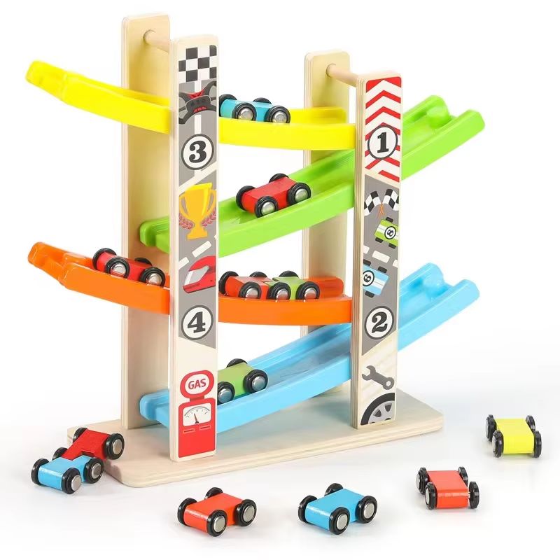 Circuit en bois avec petites voitures incluses pour un jeu simple, intuitif et répétitif adapté aux jeunes enfants