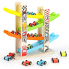 Circuit en bois avec petites voitures incluses pour un jeu simple, intuitif et répétitif adapté aux jeunes enfants