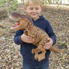 Enfant tenant un dinosaure MegaRex de grande taille avec design réaliste et détails texturés
