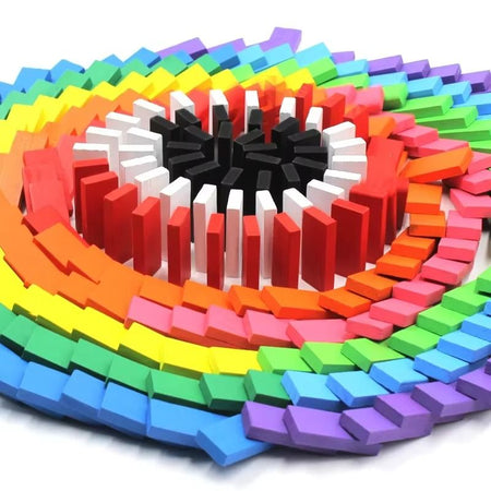 Dominos DominoBlox disposés en spirale colorée pour créer une réaction en chaîne visuelle
