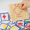 Main d’enfant manipulant un jeu GeoMind avec élastiques et cartes pour apprendre en s’amusant