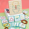 Jeu GeoMind avec cartes modèles et élastiques pour reproduire des figures et développer la logique enfant