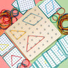 Jeu éducatif GeoMind avec élastiques colorés permettant de créer des formes géométriques sur planche en bois