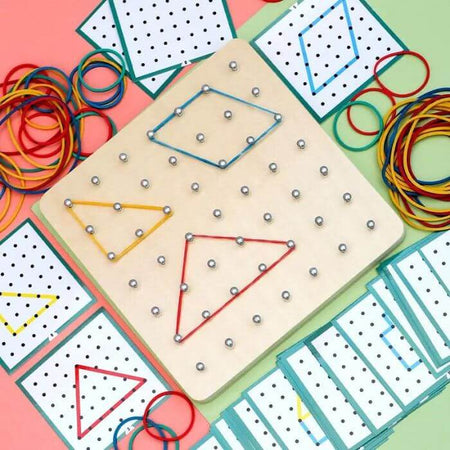 Jeu éducatif GeoMind avec élastiques colorés permettant de créer des formes géométriques sur planche en bois