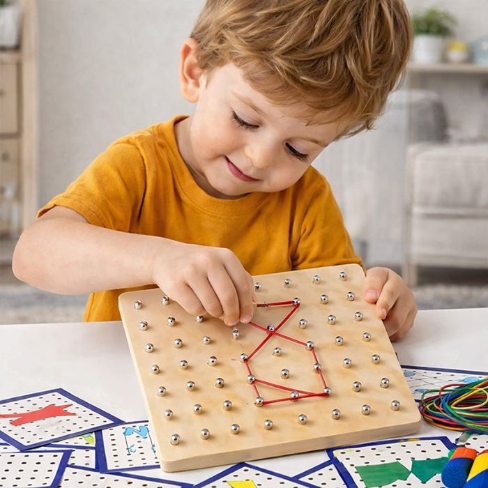 Enfant utilisant un jeu de logique avec élastiques GeoMind pour reproduire des formes sur une planche à clous