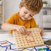Enfant utilisant un jeu de logique avec élastiques GeoMind pour reproduire des formes sur une planche à clous