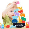 Enfant concentré empilant des animaux en bois avec jeu d’équilibre Montessori WobbleZoo
