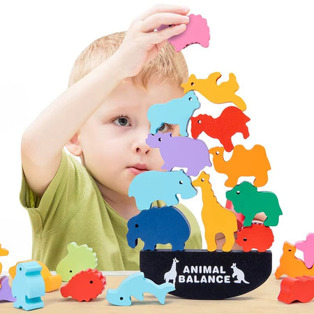 Enfant concentré empilant des animaux en bois avec jeu d’équilibre Montessori WobbleZoo
