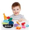 Petit garçon jouant avec jeu d’équilibre WobbleZoo en bois avec animaux colorés