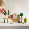 main positionnant une pièce sur jeu d’équilibre en bois Montessori HouseTilt EducaKid
