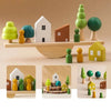 mise en scène créative avec maisons et arbres en bois du jeu Montessori HouseTilt EducaKid