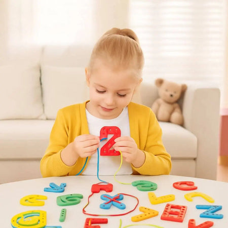 Lettres et chiffres en bois RopeLetters avec cordons colorés Montessori