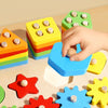 Main d’enfant plaçant une pièce en bois sur un support CalmBlocks pour améliorer la coordination