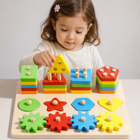 Enfant empilant des formes colorées en bois CalmBlocks pour développer la motricité fine