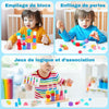 Enfants réalisant des activités d’empilage et d’enfilage avec blocs en bois pour stimuler la logique et la motricité