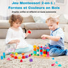 Enfants jouant avec un jeu Montessori de formes et couleurs en bois pour empiler et enfiler des pièces