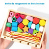 Boîte de rangement en bois contenant des blocs géométriques colorés et accessoires pour jeu éducatif enfant