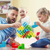 Enfant empilant les pièces TowerWise avec stratégie et concentration
