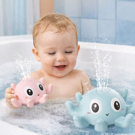 Bébé jouant dans le bain avec une pieuvre interactive qui projette de l’eau pour un moment ludique et sensoriel