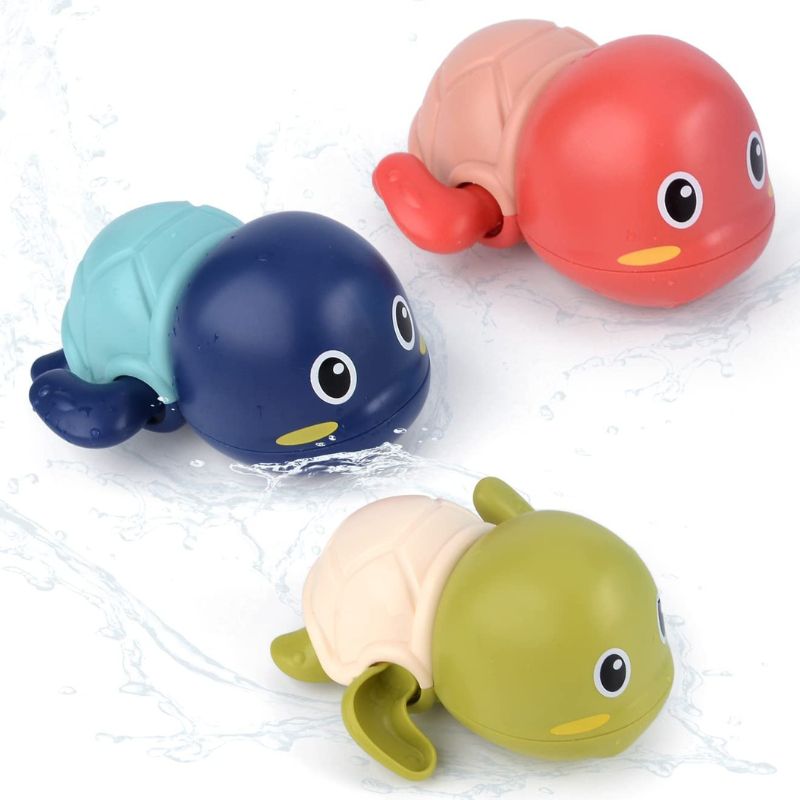 Tortues jouets de bain nageant automatiquement dans l’eau grâce à un mécanisme simple et ludique