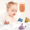 bébé joue avec jouets de bain silicone animaux dans baignoire mousse