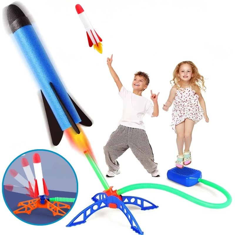 Enfants sautant sur une pompe pour lancer une fusée SkyShooter dans les airs en jouant - EducaKid