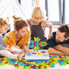 Famille jouant ensemble avec la mallette BuildiBox et créant des constructions éducatives