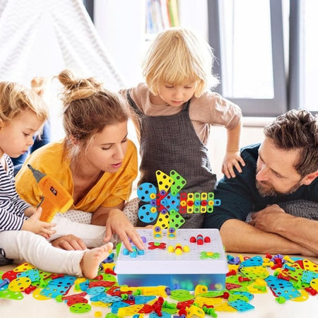 Famille jouant ensemble avec la mallette BuildiBox et créant des constructions éducatives