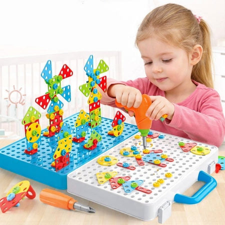 Enfant utilisant une perceuse jouet BuildiBox pour assembler des pièces colorées et développer sa motricité fine