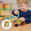 Enfant utilisant une mallette d’outils HandyCraft pour assembler une voiture en bois avec tournevis