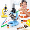 Enfant observant au microscope bleu ExploreLab avec un second microscope jaune et les accessoires du kit - EducaKid