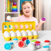 enfant jouant avec des œufs Montessori pour éveil sensoriel