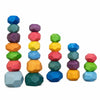 Pierres Montessori colorées à empiler ZenStack 21 pièces en équilibre sur fond blanc